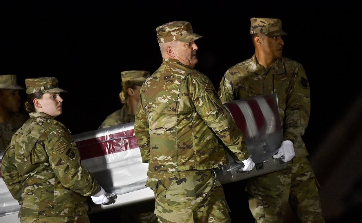 Militares de EE UU transportan el ataúd de uno de los fallecidos en el ataque de Pensacola (Florida).