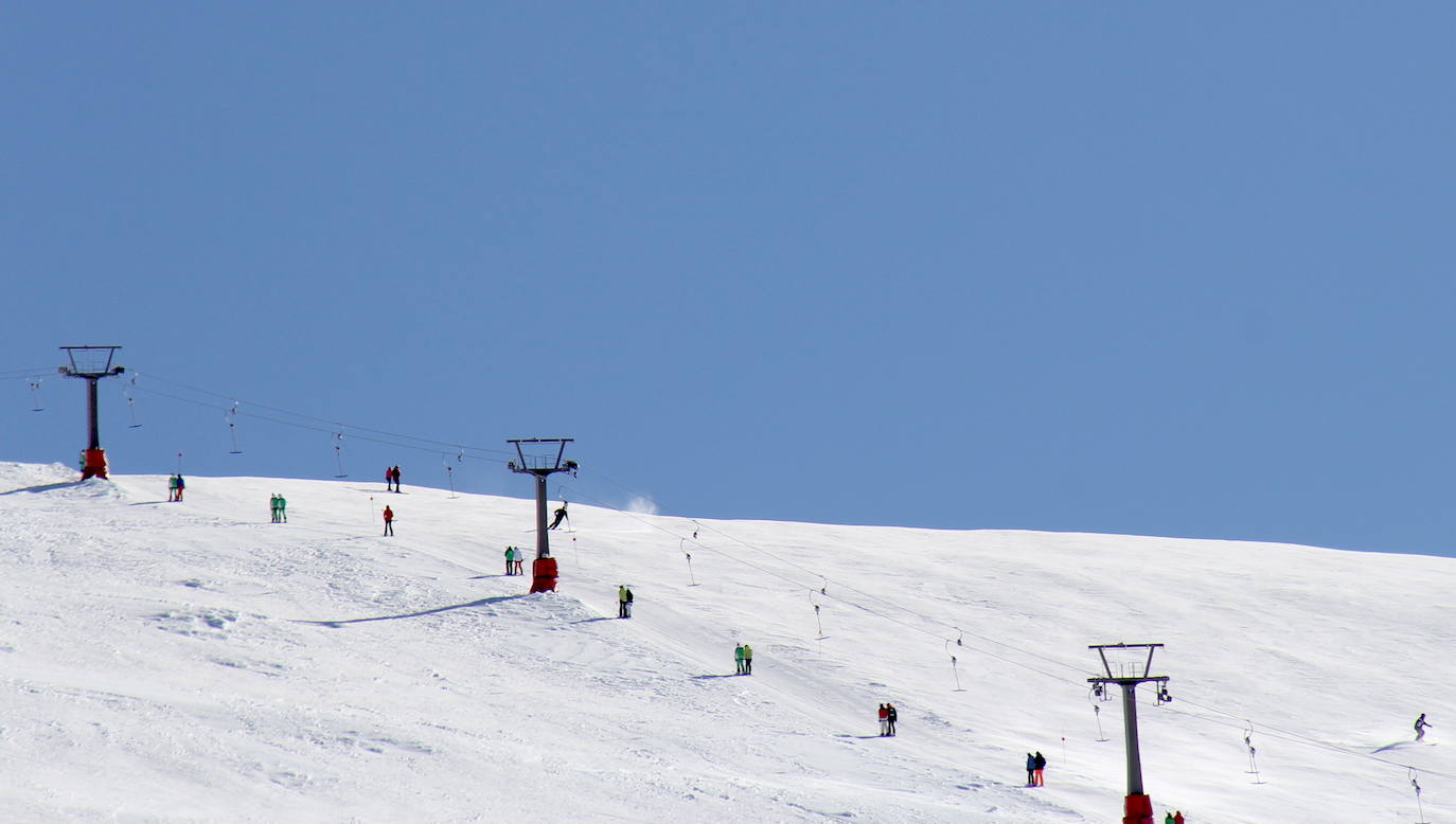 Sierra Nevada cierra uno de sus mejores 'puentes' de diciembre con 37.600 esquiadores y 77% de ocupación