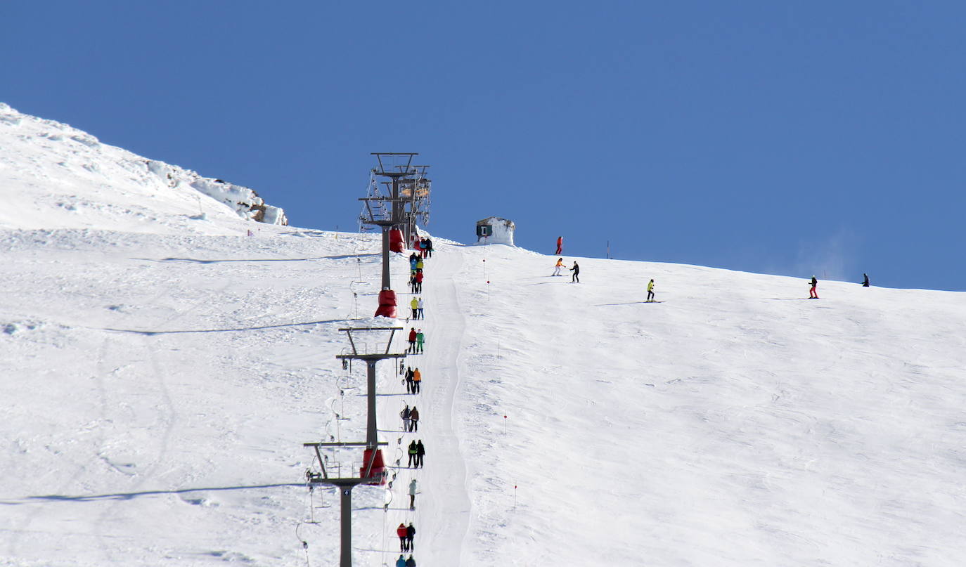 Sierra Nevada cierra uno de sus mejores 'puentes' de diciembre con 37.600 esquiadores y 77% de ocupación