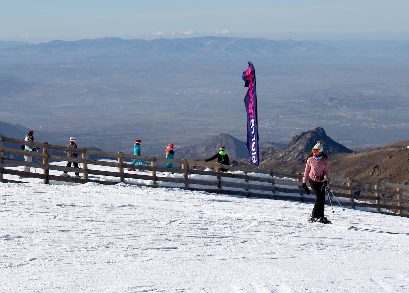 Sierra Nevada cierra uno de sus mejores 'puentes' de diciembre con 37.600 esquiadores y 77% de ocupación