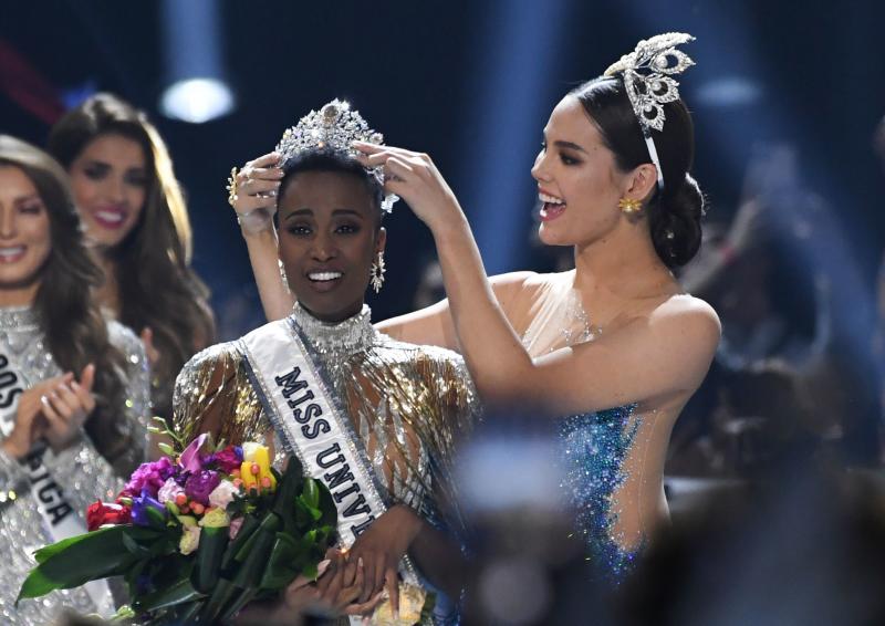 La sudafricana Zozibini Tunzi, que fue proclamada Miss Universo 2019 Sse proclamó ganadora | La puertorriqueña Madison Anderson, fue nombrada primera dama de honor; y la mexicana Sofía Aragón, elegida segunda dama de honor