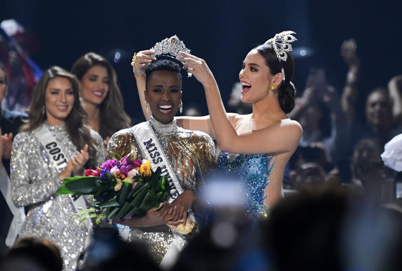 La sudafricana Zozibini Tunzi, que fue proclamada Miss Universo 2019 Sse proclamó ganadora | La puertorriqueña Madison Anderson, fue nombrada primera dama de honor; y la mexicana Sofía Aragón, elegida segunda dama de honor