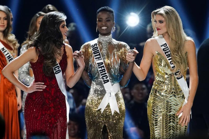 La sudafricana Zozibini Tunzi, que fue proclamada Miss Universo 2019 Sse proclamó ganadora | La puertorriqueña Madison Anderson, fue nombrada primera dama de honor; y la mexicana Sofía Aragón, elegida segunda dama de honor