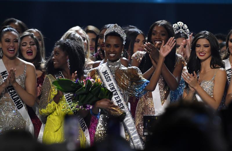 La sudafricana Zozibini Tunzi, que fue proclamada Miss Universo 2019 Sse proclamó ganadora | La puertorriqueña Madison Anderson, fue nombrada primera dama de honor; y la mexicana Sofía Aragón, elegida segunda dama de honor