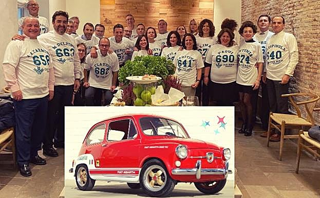 Los compañeros que comenzaron a trabajar hace 25 años en Caja Rural posan con un '600'