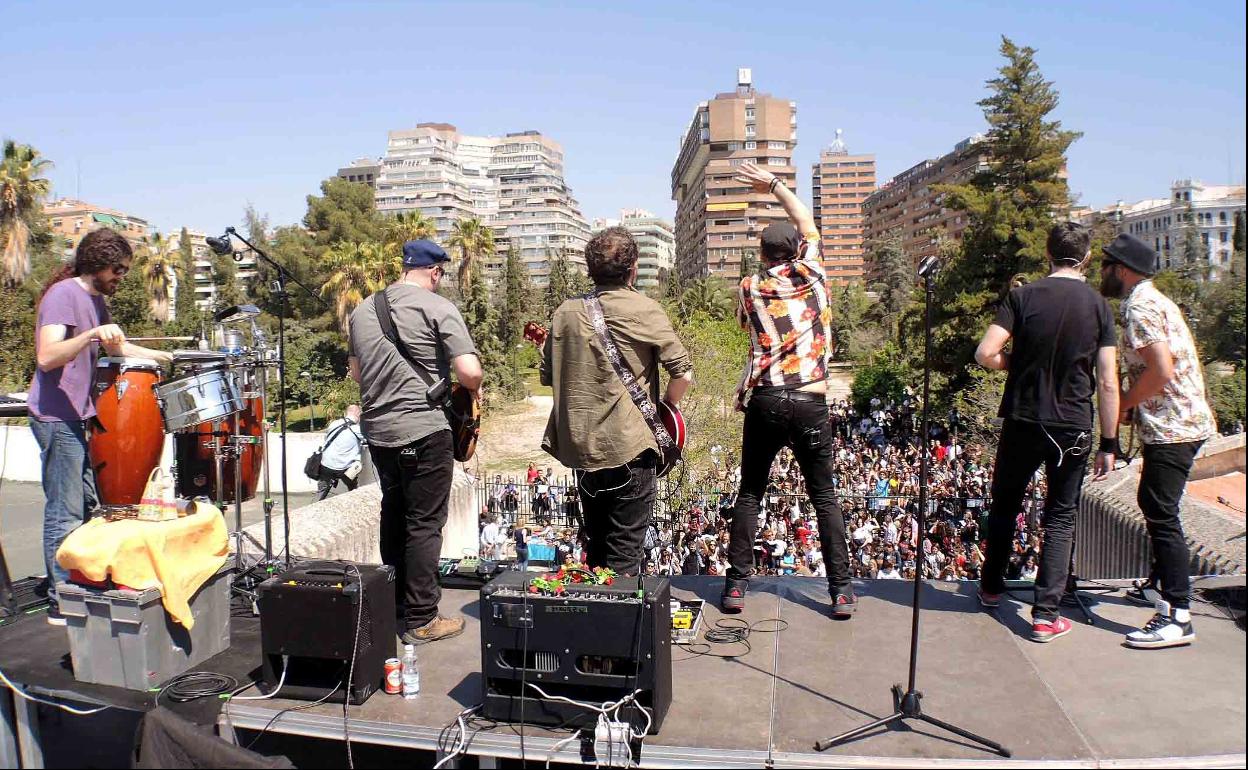 Entrevista a Eskorzo: «La autoestima de mucha gente joven se mide hoy por el tamaño de las uñas postizas»