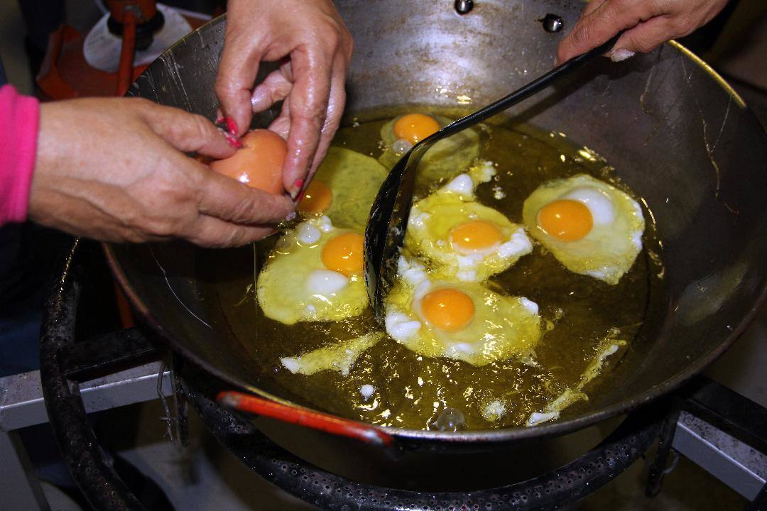 Hubo bingo, sorteos, borrachuelos y rosetas. Yegen cuenta con uno de los salones culturales y de fiestas más grandes de la comarca de La Alpujarra 