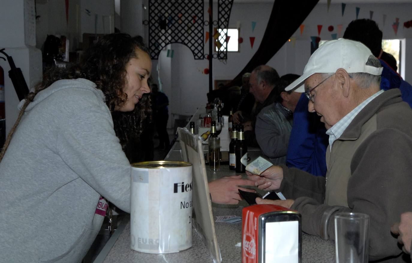 Hubo bingo, sorteos, borrachuelos y rosetas. Yegen cuenta con uno de los salones culturales y de fiestas más grandes de la comarca de La Alpujarra 