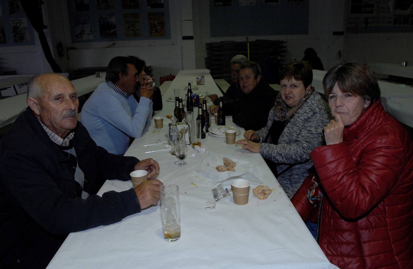 Hubo bingo, sorteos, borrachuelos y rosetas. Yegen cuenta con uno de los salones culturales y de fiestas más grandes de la comarca de La Alpujarra 