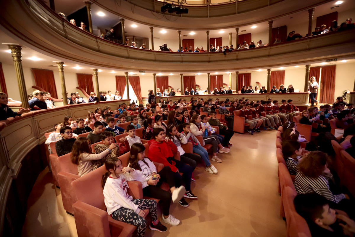 Los jóvenes del municipio han participado en la lectura y en el visionado de varios cortos contra la discriminación que ha tenido lugar en el teatro Calderón