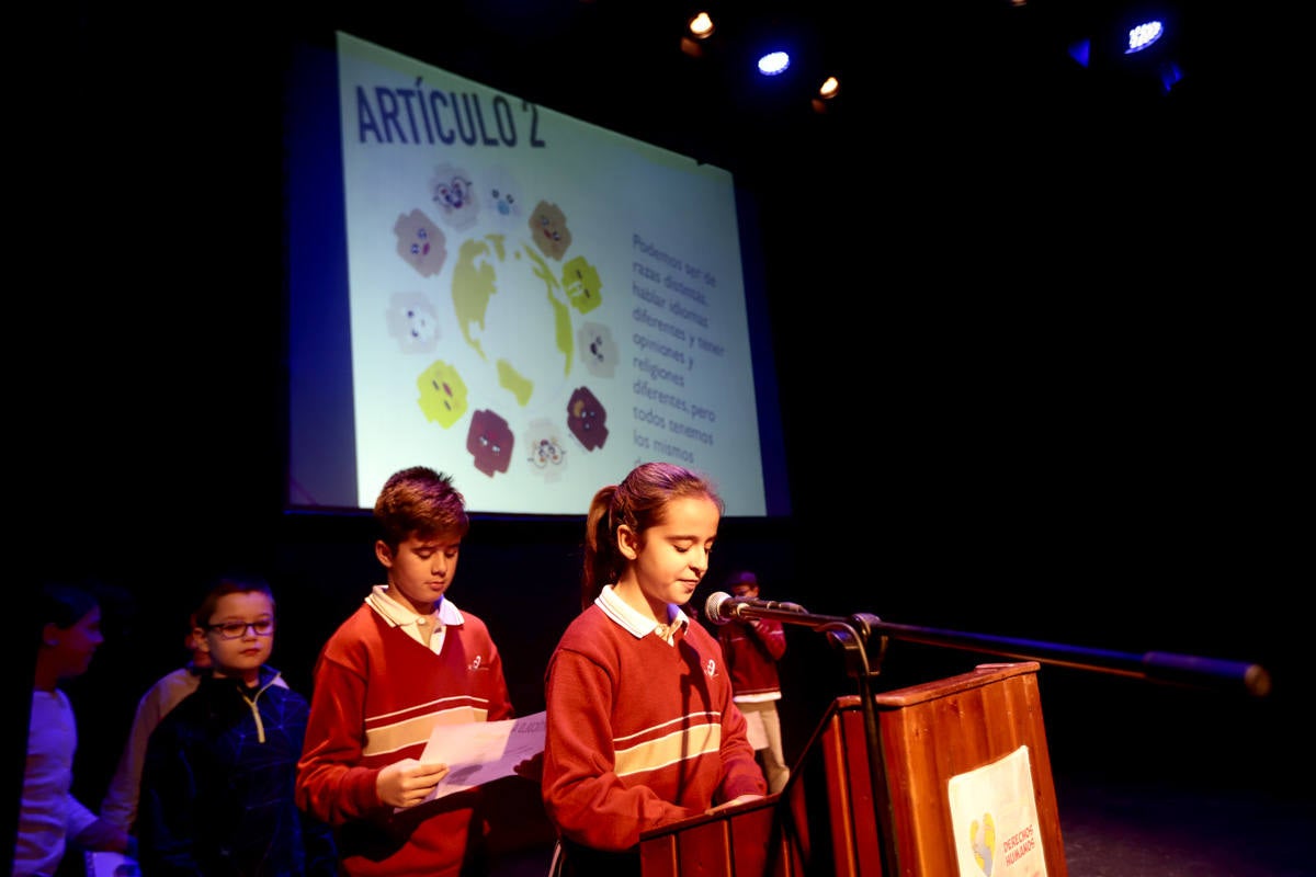 Los jóvenes del municipio han participado en la lectura y en el visionado de varios cortos contra la discriminación que ha tenido lugar en el teatro Calderón