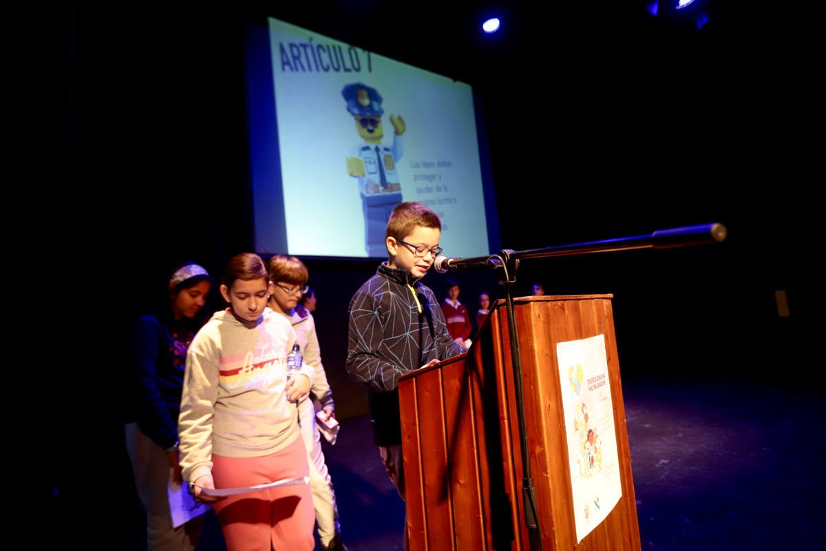 Los jóvenes del municipio han participado en la lectura y en el visionado de varios cortos contra la discriminación que ha tenido lugar en el teatro Calderón