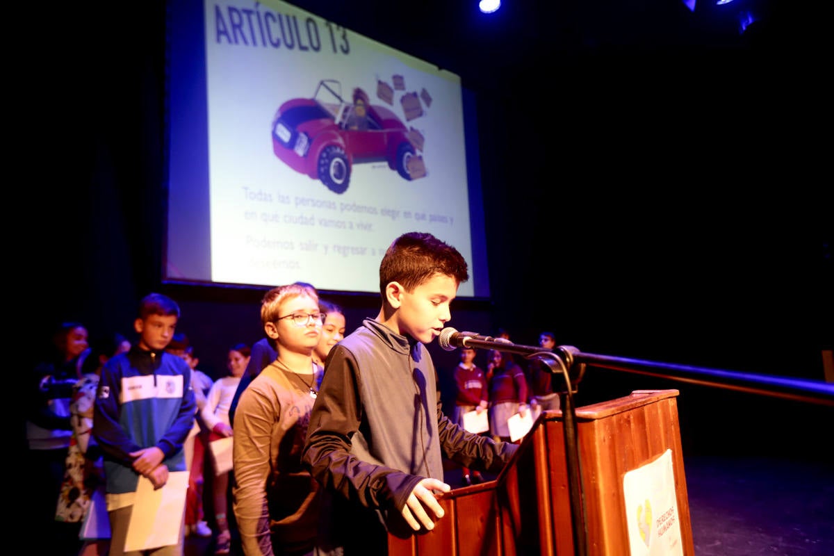 Los jóvenes del municipio han participado en la lectura y en el visionado de varios cortos contra la discriminación que ha tenido lugar en el teatro Calderón