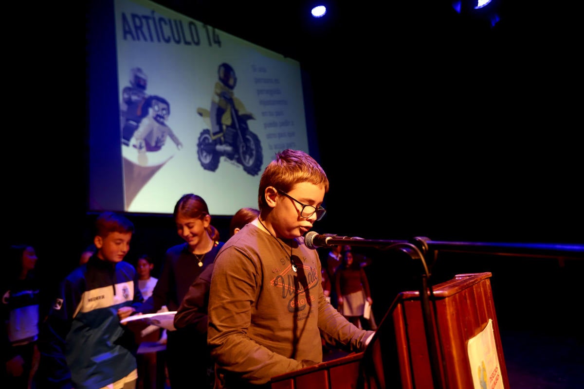 Los jóvenes del municipio han participado en la lectura y en el visionado de varios cortos contra la discriminación que ha tenido lugar en el teatro Calderón