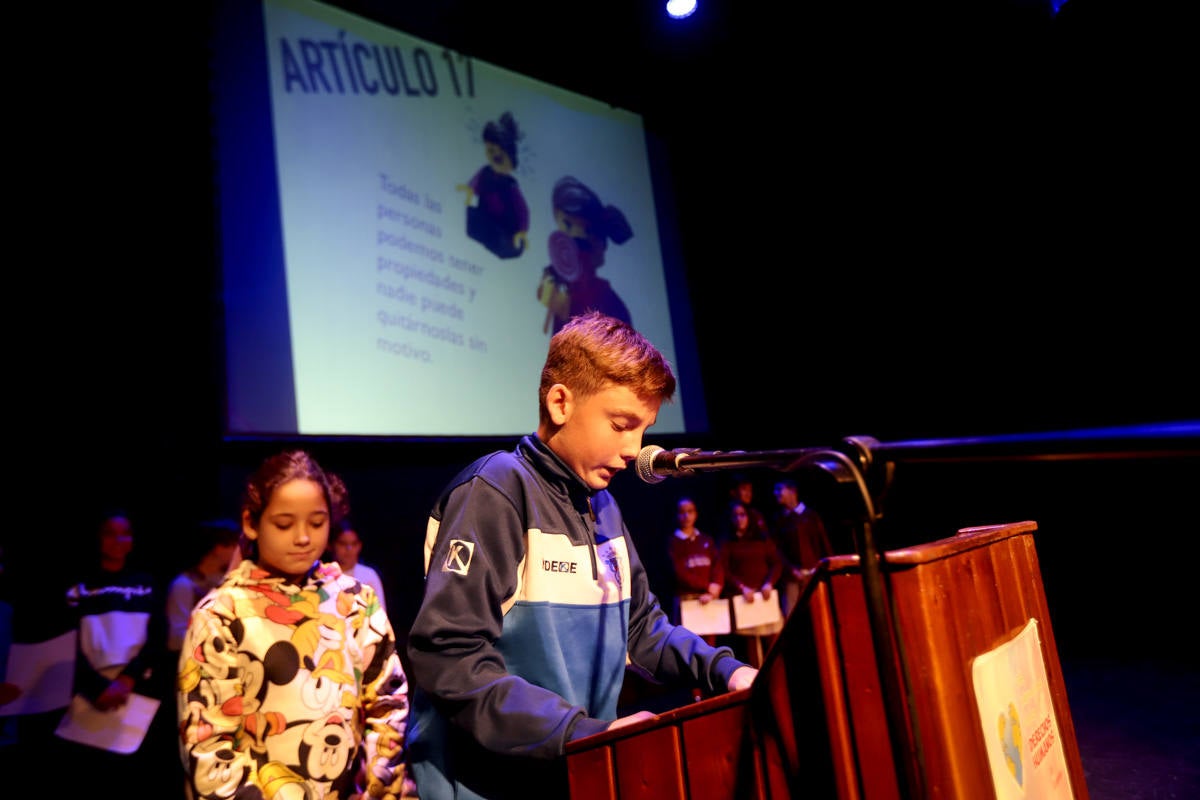 Los jóvenes del municipio han participado en la lectura y en el visionado de varios cortos contra la discriminación que ha tenido lugar en el teatro Calderón