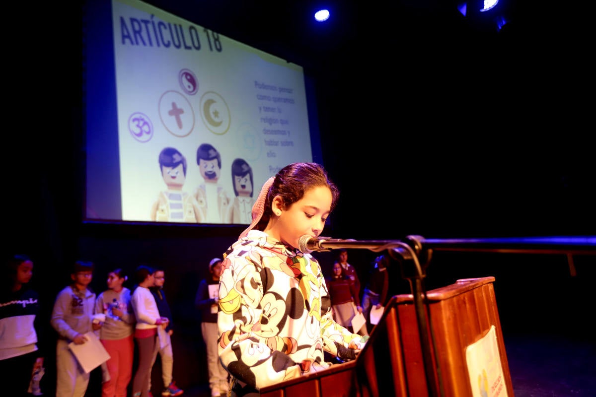 Los jóvenes del municipio han participado en la lectura y en el visionado de varios cortos contra la discriminación que ha tenido lugar en el teatro Calderón