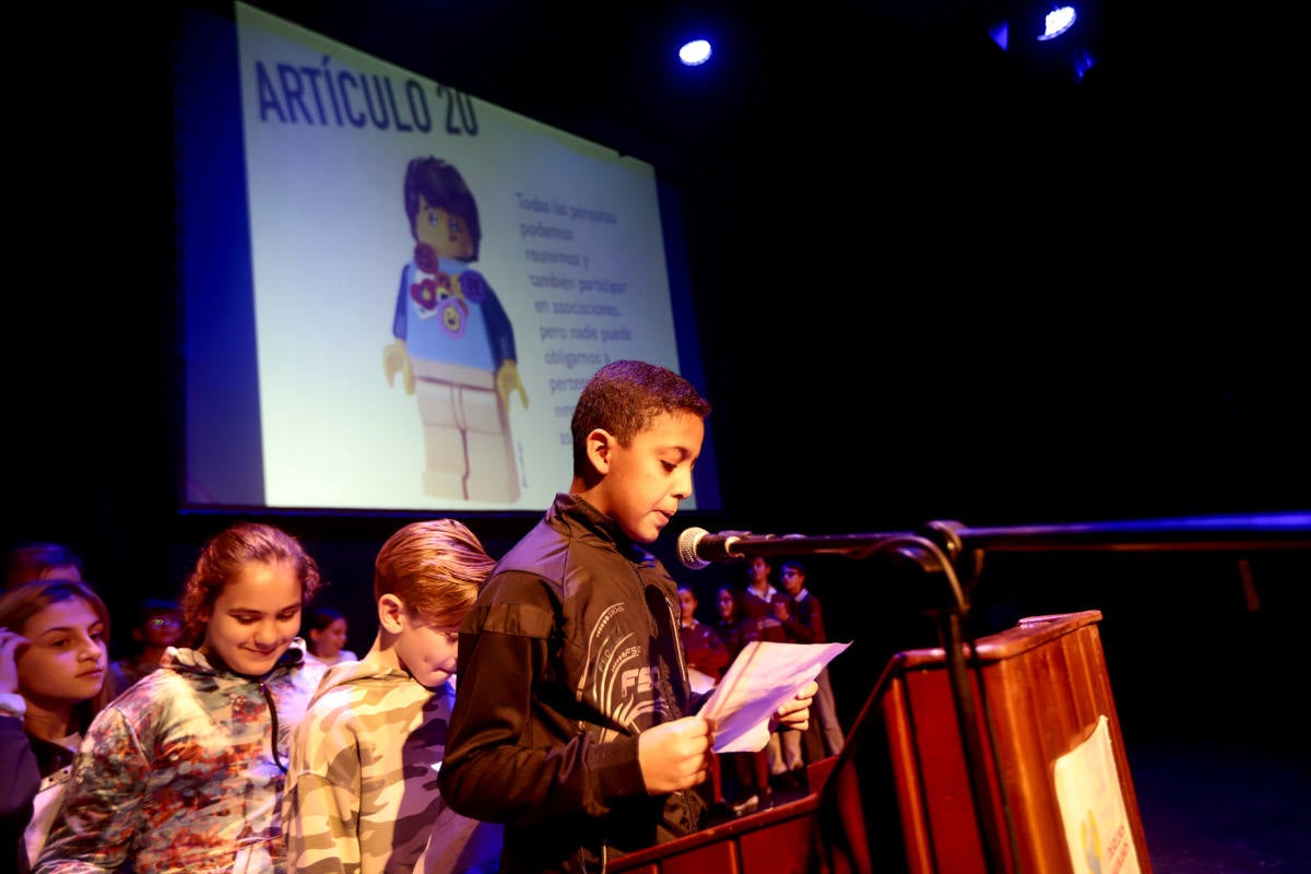 Los jóvenes del municipio han participado en la lectura y en el visionado de varios cortos contra la discriminación que ha tenido lugar en el teatro Calderón