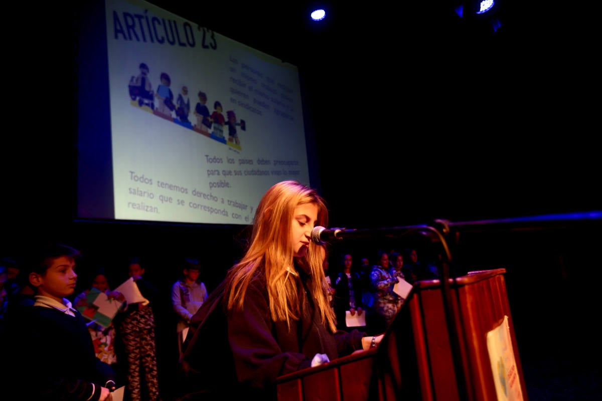 Los jóvenes del municipio han participado en la lectura y en el visionado de varios cortos contra la discriminación que ha tenido lugar en el teatro Calderón
