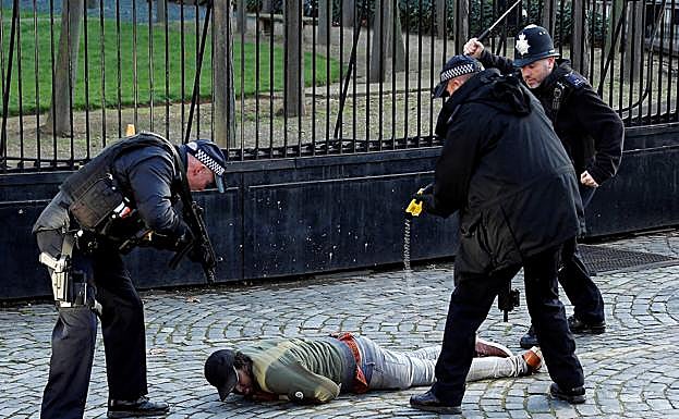 Un subfusil, una táser y una porra extensible apuntan a un hombre que en 2018 entró en los terrenos del Parlamento en Londres. El intruso fue abatido con la pistola eléctrica. 