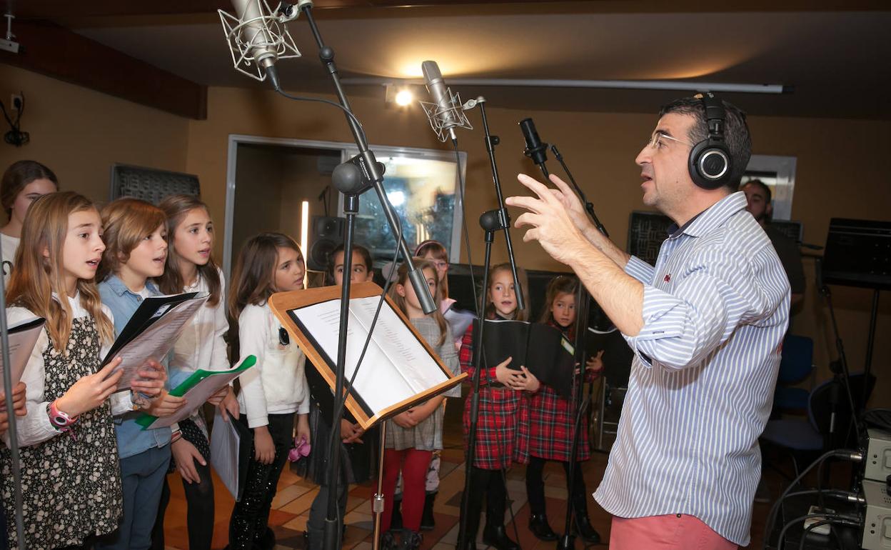 Alberto del Águila dirige el bloque de grabación con las voces infantiles que han participado en el compacto.