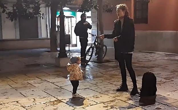 Una soprano canta en la plaza Alonso Cano.