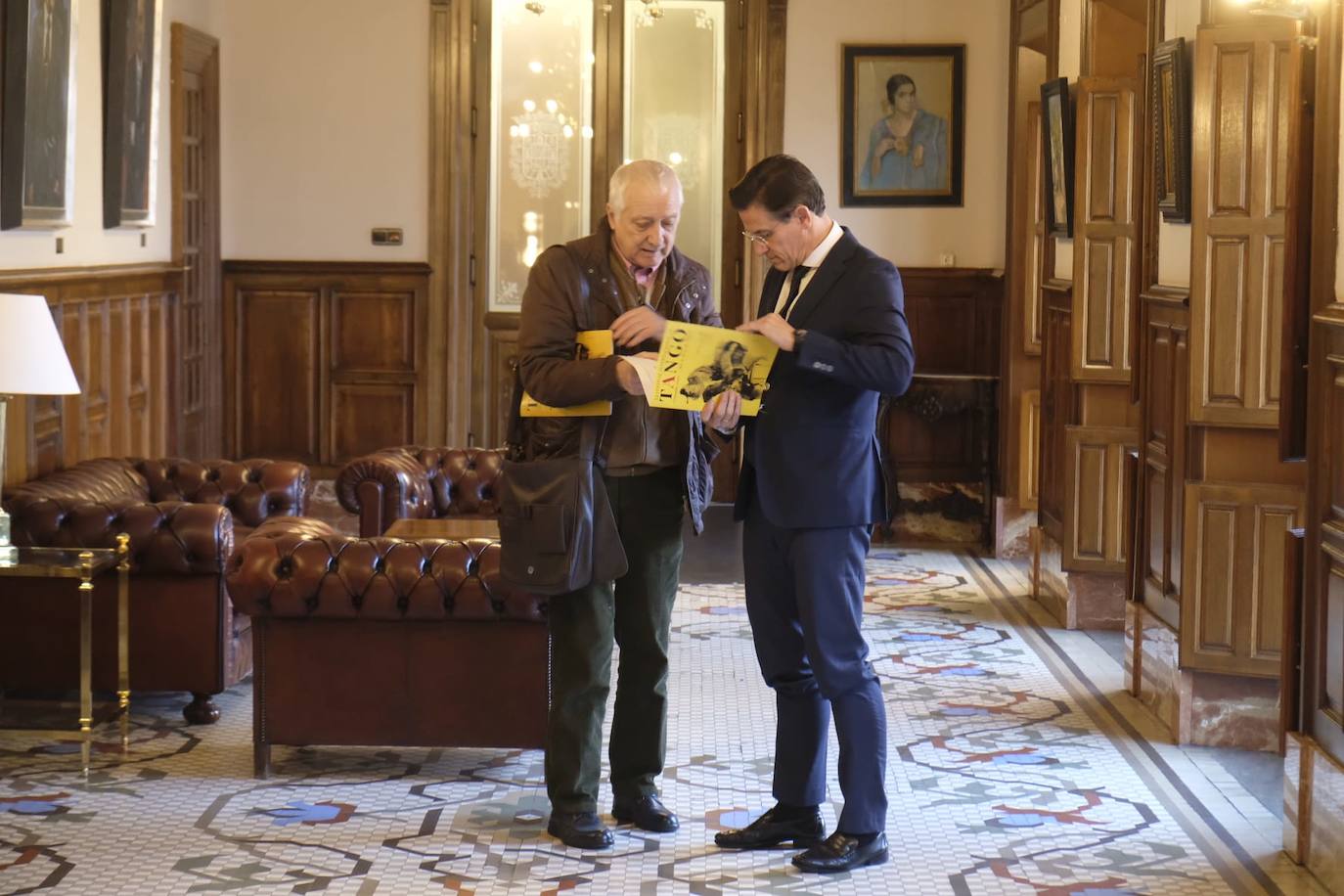 El alcalde de Granada, Luis Salvador, la concejal de Cultura, Lucía Garrido, y el director del Festival de Tango, Tato Révora han mostrado cómo será el certamen 