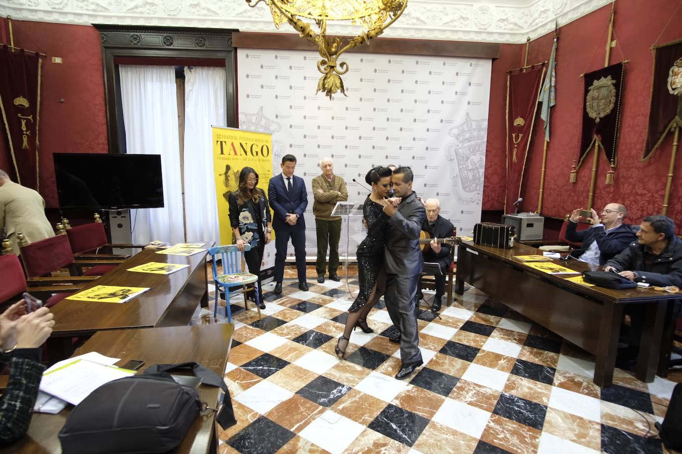 El alcalde de Granada, Luis Salvador, la concejal de Cultura, Lucía Garrido, y el director del Festival de Tango, Tato Révora han mostrado cómo será el certamen 