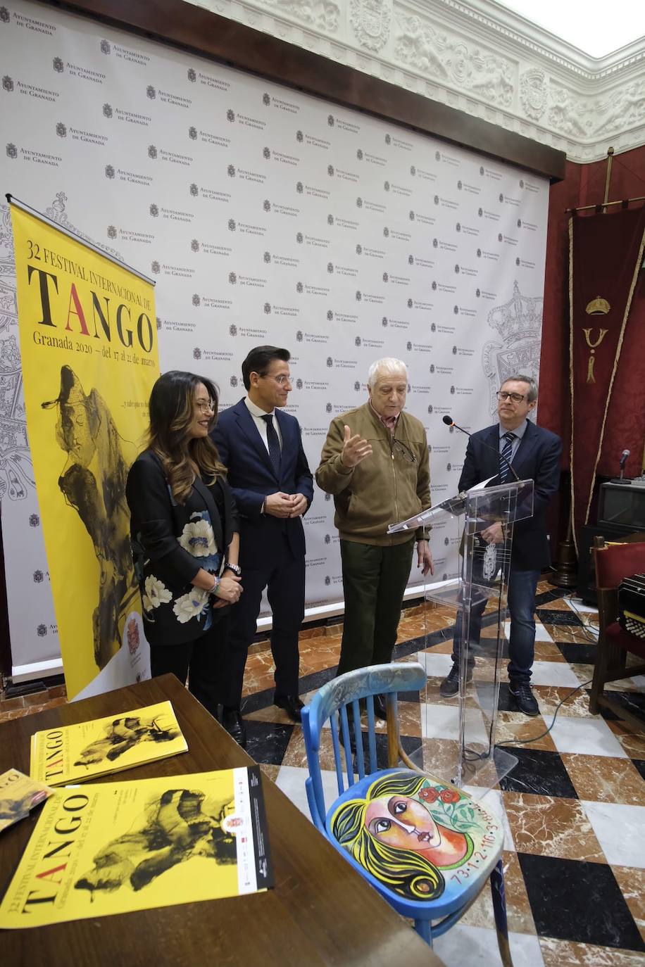 El alcalde de Granada, Luis Salvador, la concejal de Cultura, Lucía Garrido, y el director del Festival de Tango, Tato Révora han mostrado cómo será el certamen 