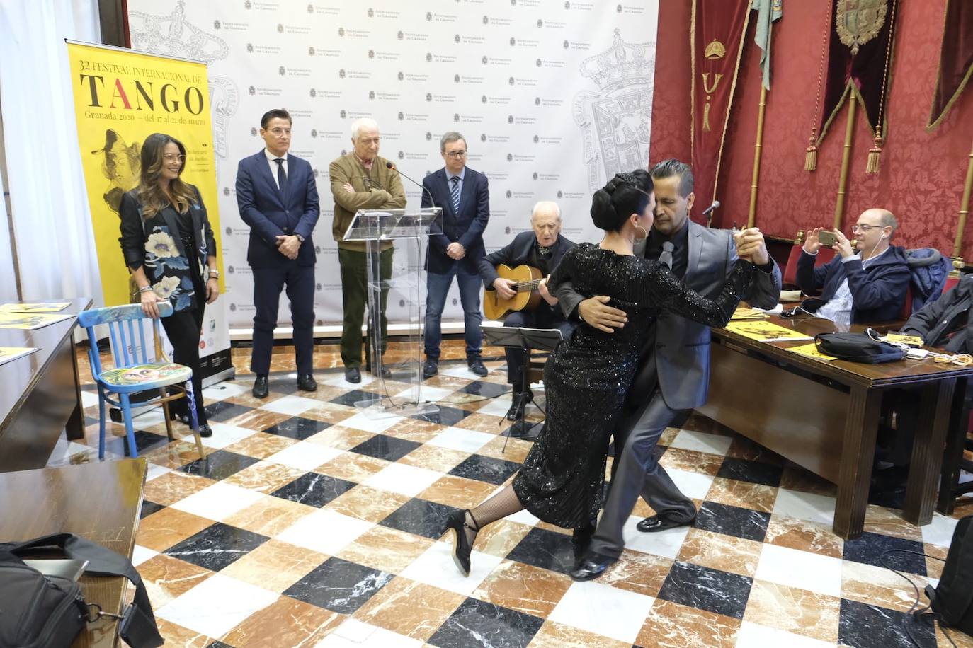 El alcalde de Granada, Luis Salvador, la concejal de Cultura, Lucía Garrido, y el director del Festival de Tango, Tato Révora han mostrado cómo será el certamen 
