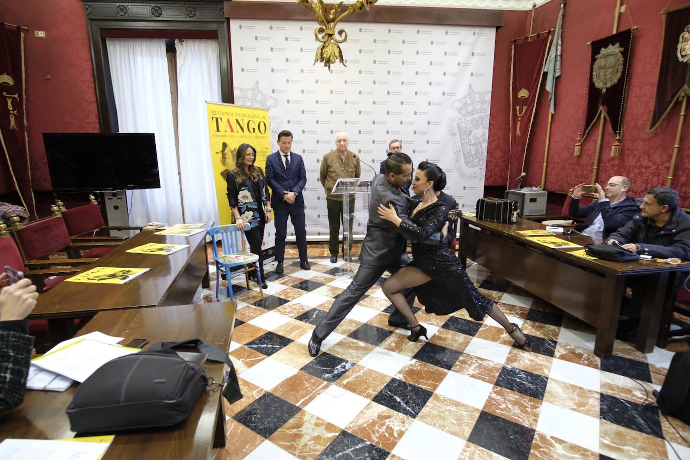 El alcalde de Granada, Luis Salvador, la concejal de Cultura, Lucía Garrido, y el director del Festival de Tango, Tato Révora han mostrado cómo será el certamen 