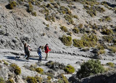 Imagen secundaria 1 - El camino asciende sobre los ecosistemas dolomíticos, al fondo la Boca de la Pescá; montañeros caminan hacia los arenales; cruce de caminos en la Espartera