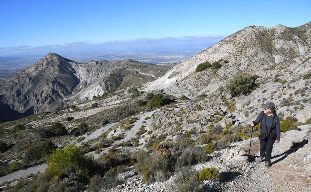 Imagen principal - El camino asciende sobre los ecosistemas dolomíticos, al fondo la Boca de la Pescá; montañeros caminan hacia los arenales; cruce de caminos en la Espartera