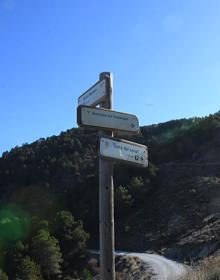 Imagen secundaria 2 - El camino asciende sobre los ecosistemas dolomíticos, al fondo la Boca de la Pescá; montañeros caminan hacia los arenales; cruce de caminos en la Espartera