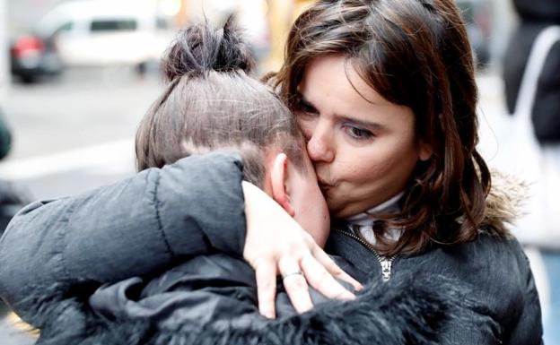 La madrastra da un beso a la hermana de la presunta asesinada ante de entrar al juicio. 