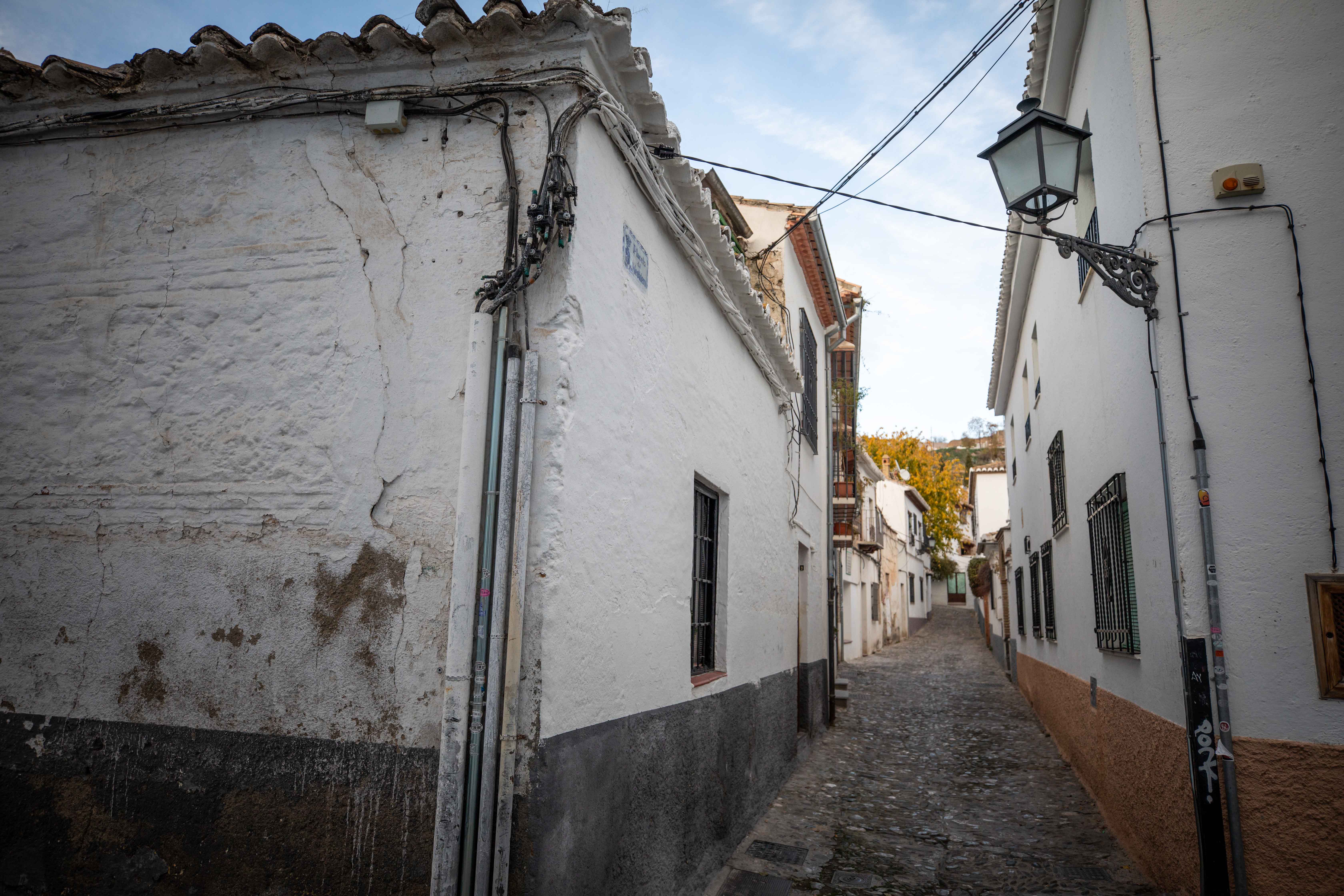 En el barrio Patrimonio Mundial se acumulan los desperfectos: pintadas, patrimonio en ruinas, murallas abandonadas, pavimento en mal estado o cables que tapan las vistas