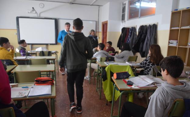 Los docentes del IES Veleta se muestran indignados por la posibilidad de que cierren el centro tras el proyecto piloto de Educación.