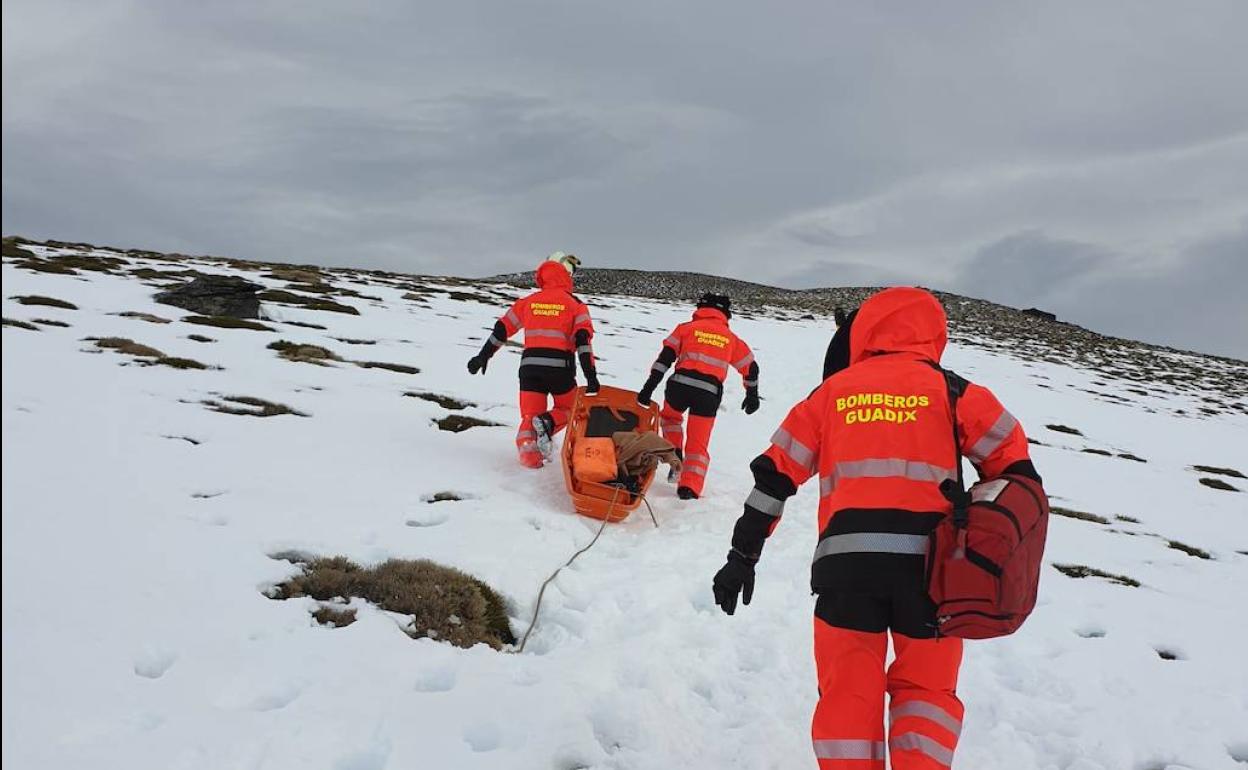 Rescate en el Puerto de la Ragua | Los Bomberos de Guadix rescatan a un montañero accidentado a 2.500 metros de altitud