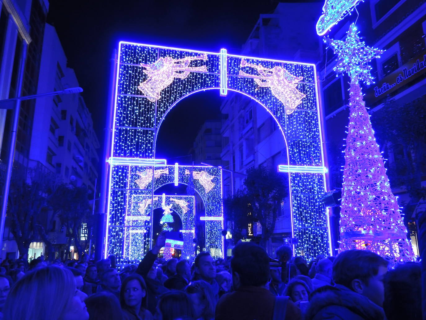 Así ha sido la inauguración del espectáculo navideño en la nueva calle de Roldán y Marín en Jaén