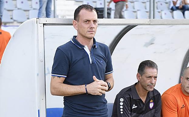 Alberto González, en el banquillo de La Victoria. 