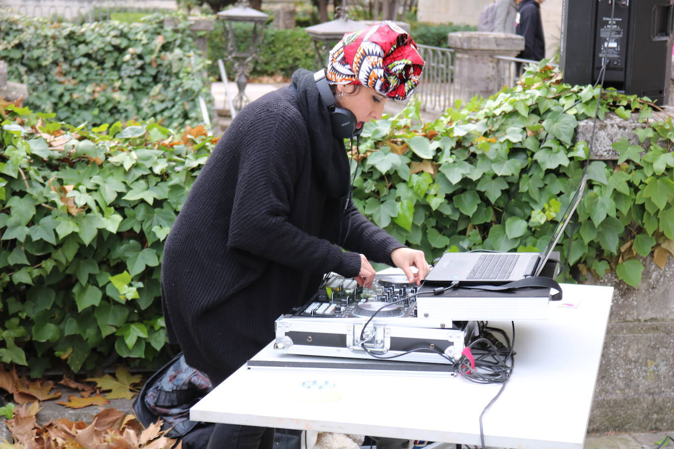 Una joven realiza un grafiti sobre un mural