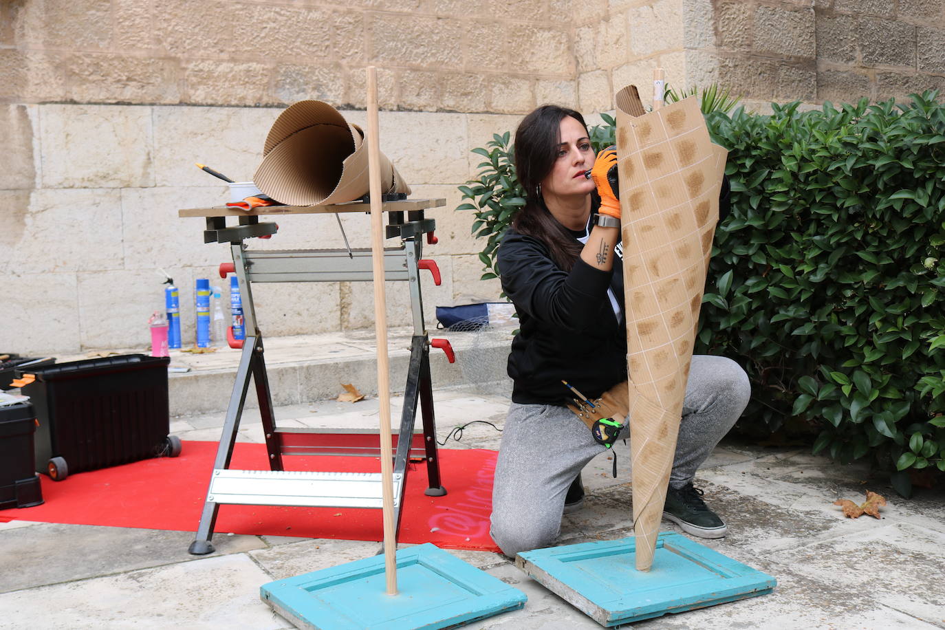 Una joven realiza un grafiti sobre un mural
