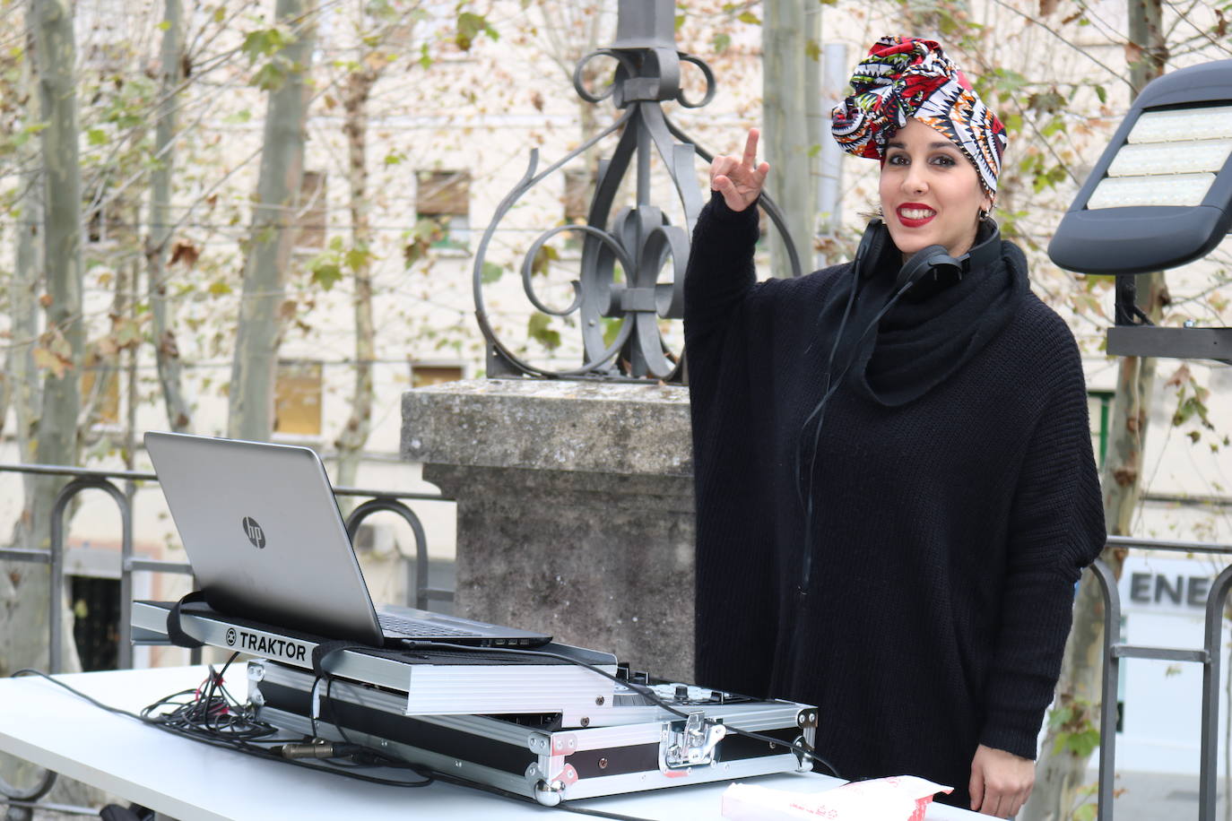 Una joven realiza un grafiti sobre un mural