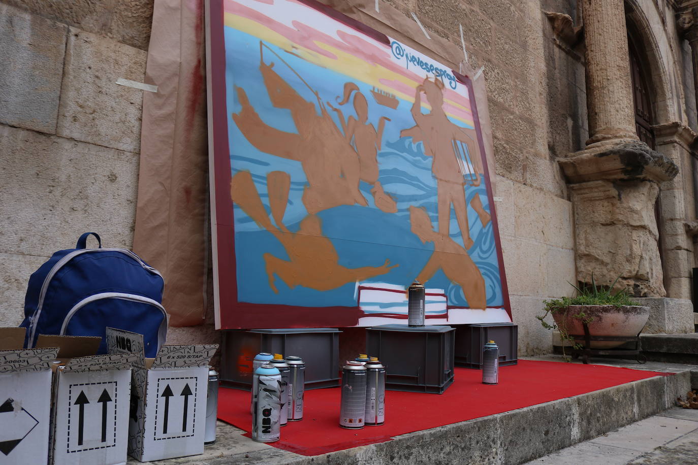 Una joven realiza un grafiti sobre un mural