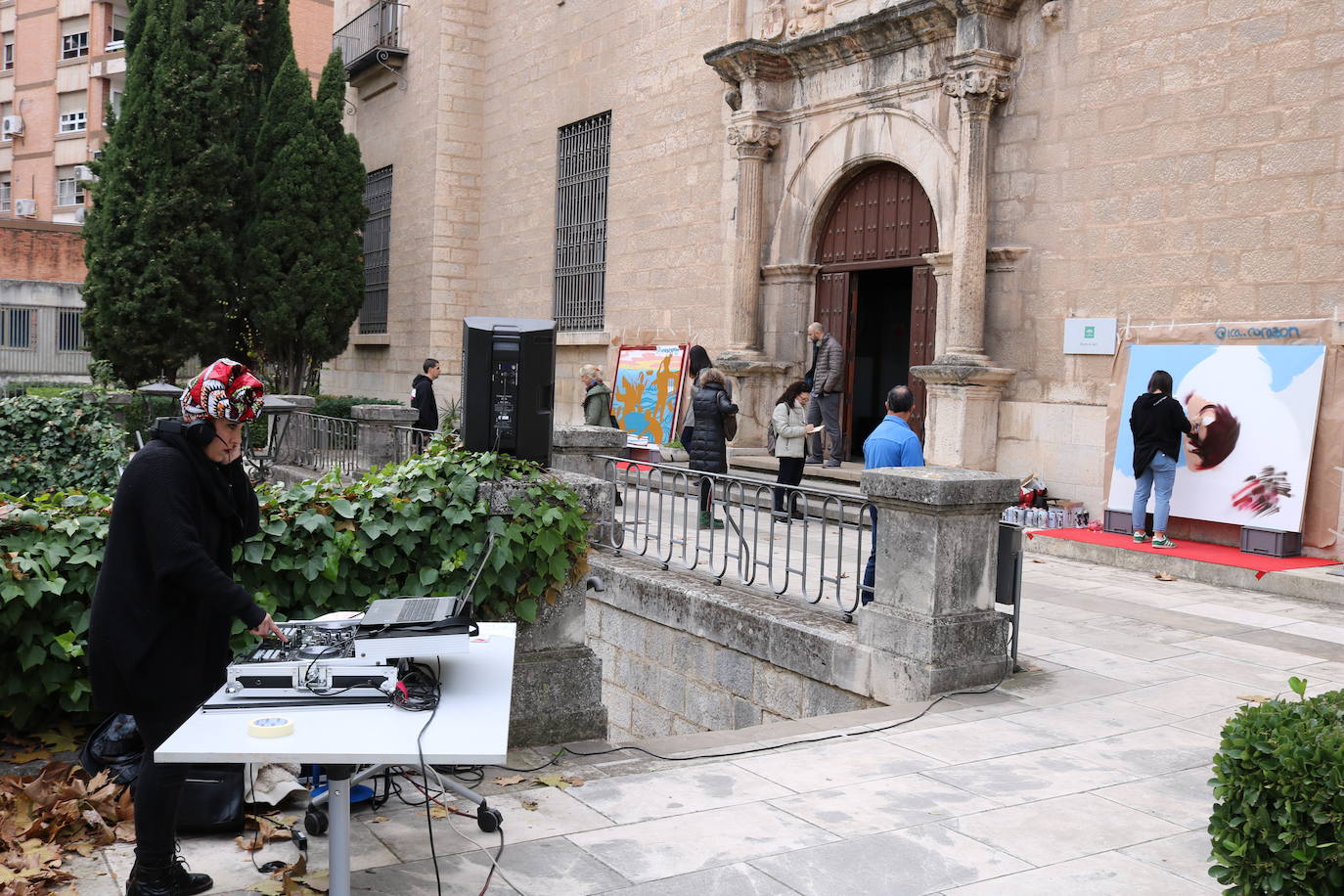 Una joven realiza un grafiti sobre un mural