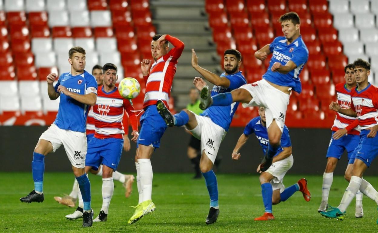 Un barullo durante el partido tan trabajo que disputaron el Recreativo y el Sevilla Atlético por la tarde enLos Cármenes