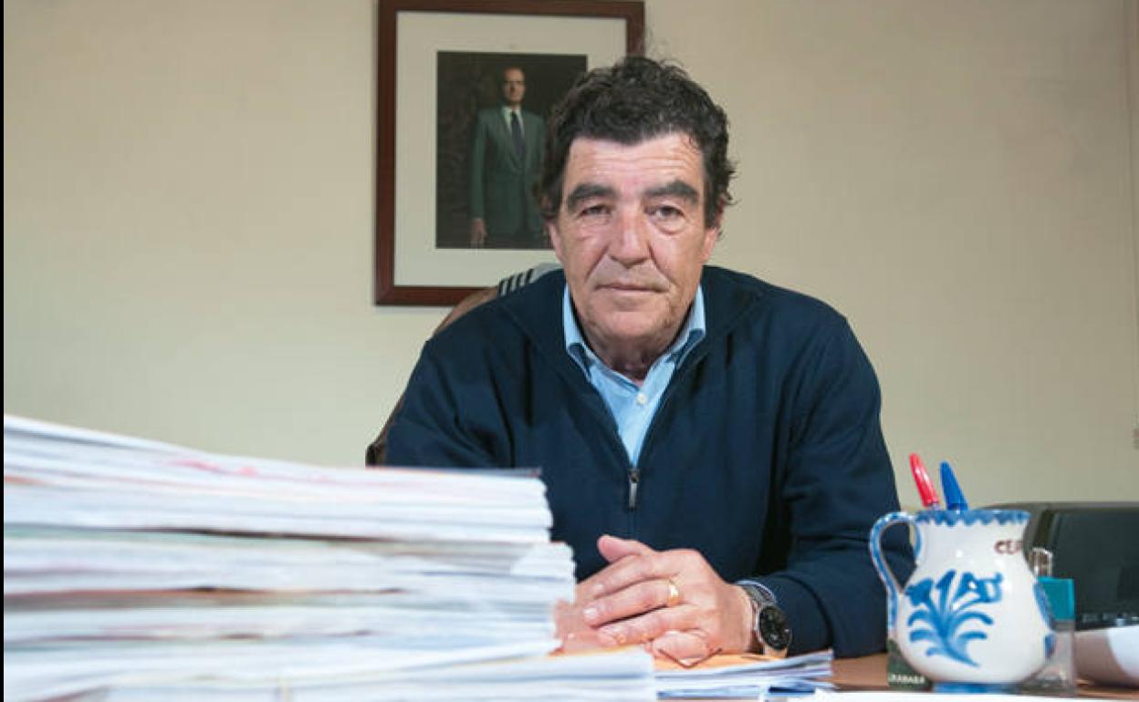 Juez Calatayud: «Los objetos no hacen mejores a las personas: comprarle un móvil más caro al niño puede ser negativo»
