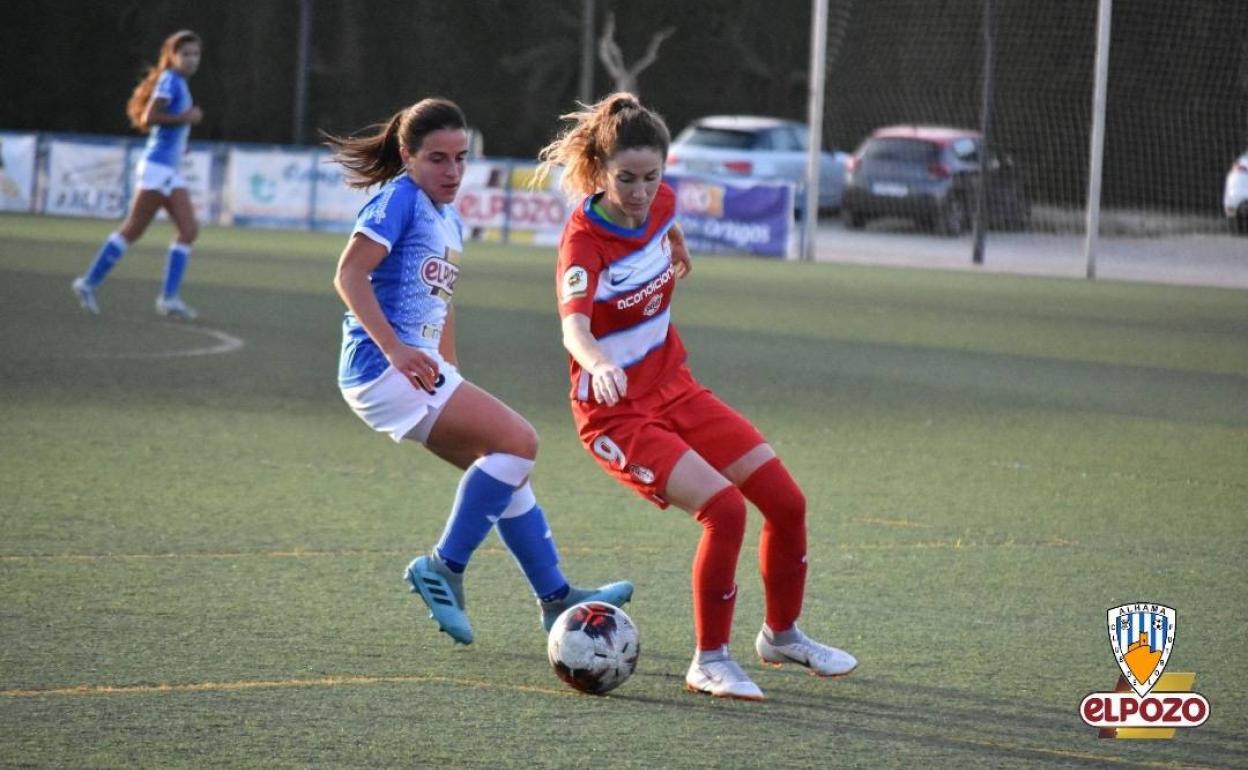 Lauri retiene un balón ante una defensora rival. 
