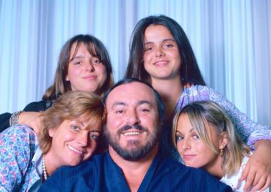 Imagen secundaria 1 - Luciano Pavarotti junto a su madre Adele y su última compañera, Nicoletta Mantovani, 34 años más joven que él. Con su primera mujer, Adua Veroni, y sus tres hijas, Giuliana, Cristina y Lorenza, en 1981. El tenor en la intimidad de su camerino en la Ópera de Chicago en los años 80.