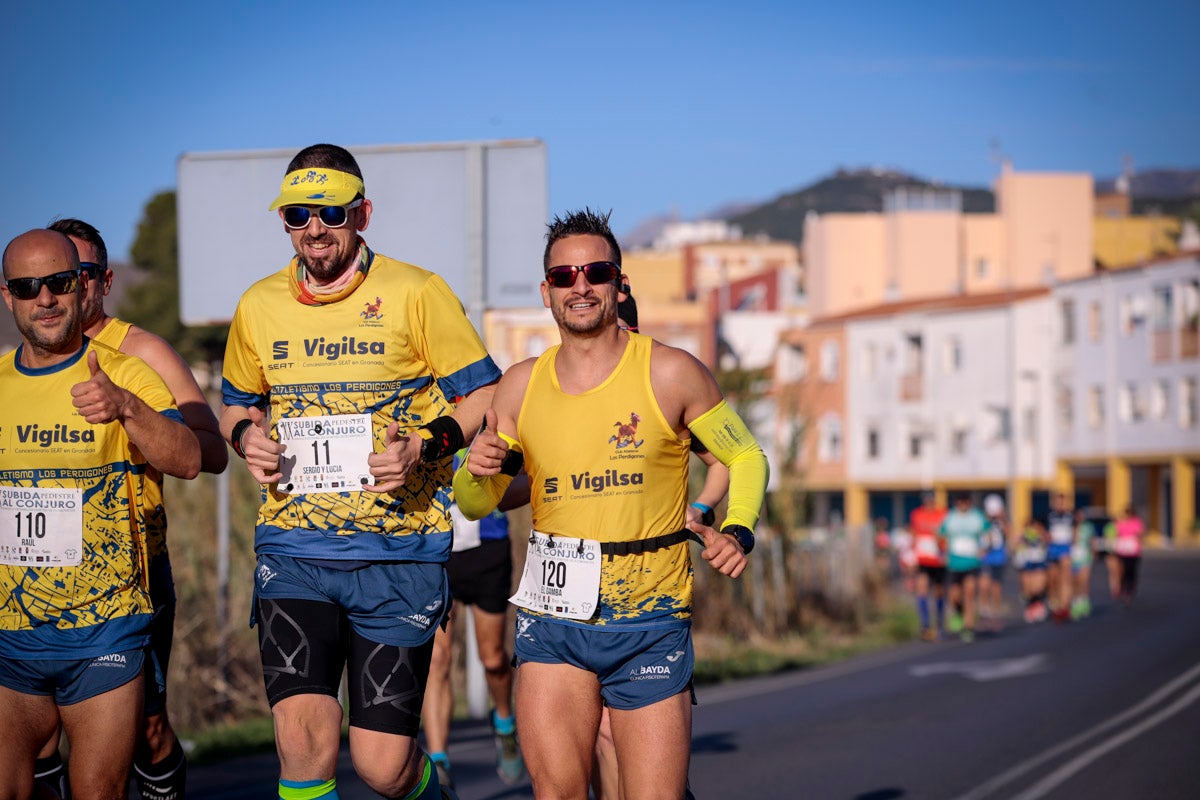 La XX Subida Pedestre al Conjuro arrancó a las 10 de la mañana, y los corredores tuvieron que enfrentarse a 17,8 kilometros en una mañana soleada