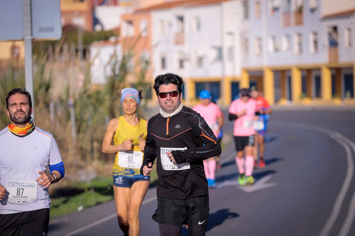 La XX Subida Pedestre al Conjuro arrancó a las 10 de la mañana, y los corredores tuvieron que enfrentarse a 17,8 kilometros en una mañana soleada